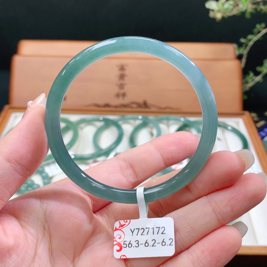 翡翠手镯未镶嵌天然