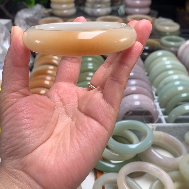 石英质玉（佘太翠）未镶嵌手镯60.4