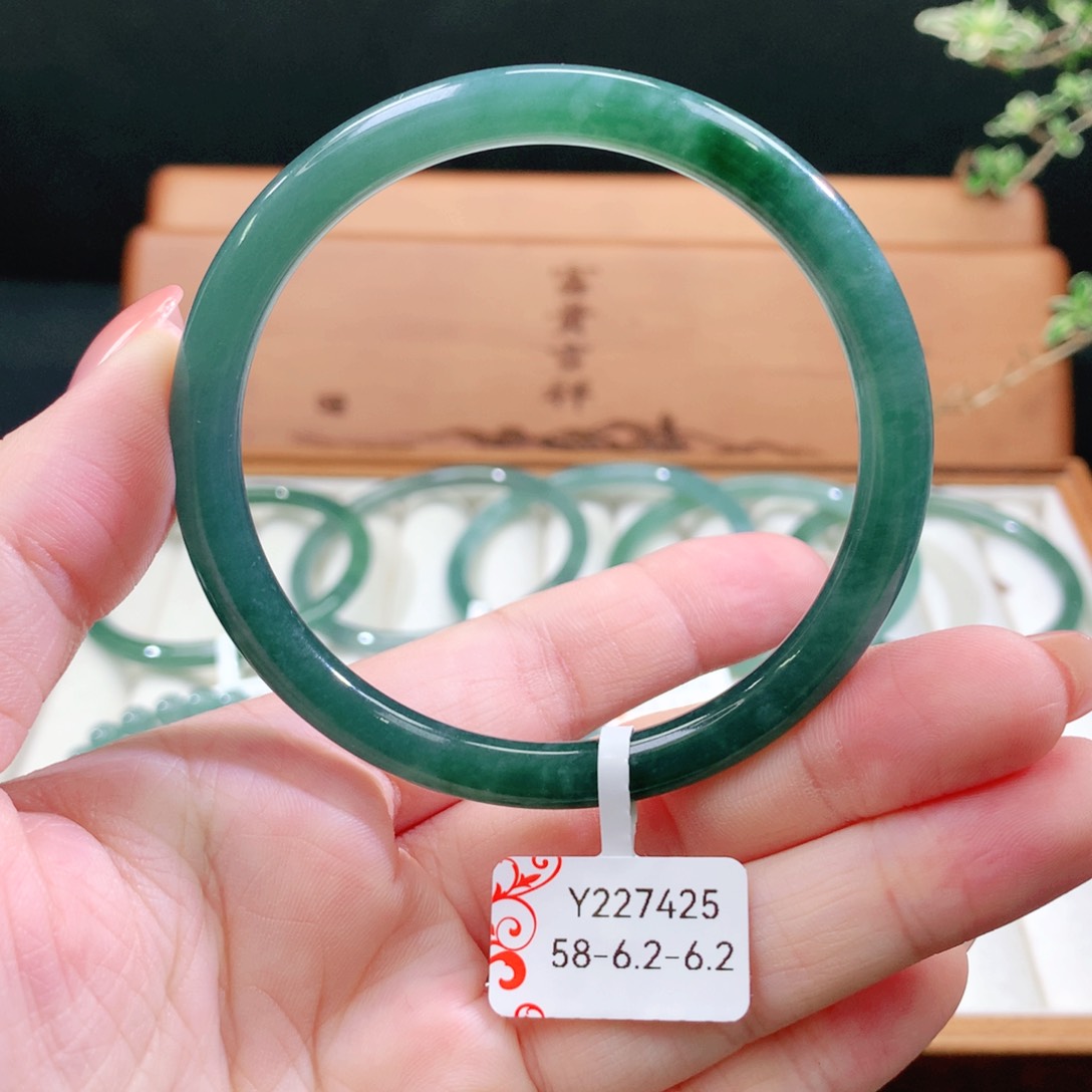 翡翠手镯未镶嵌天然