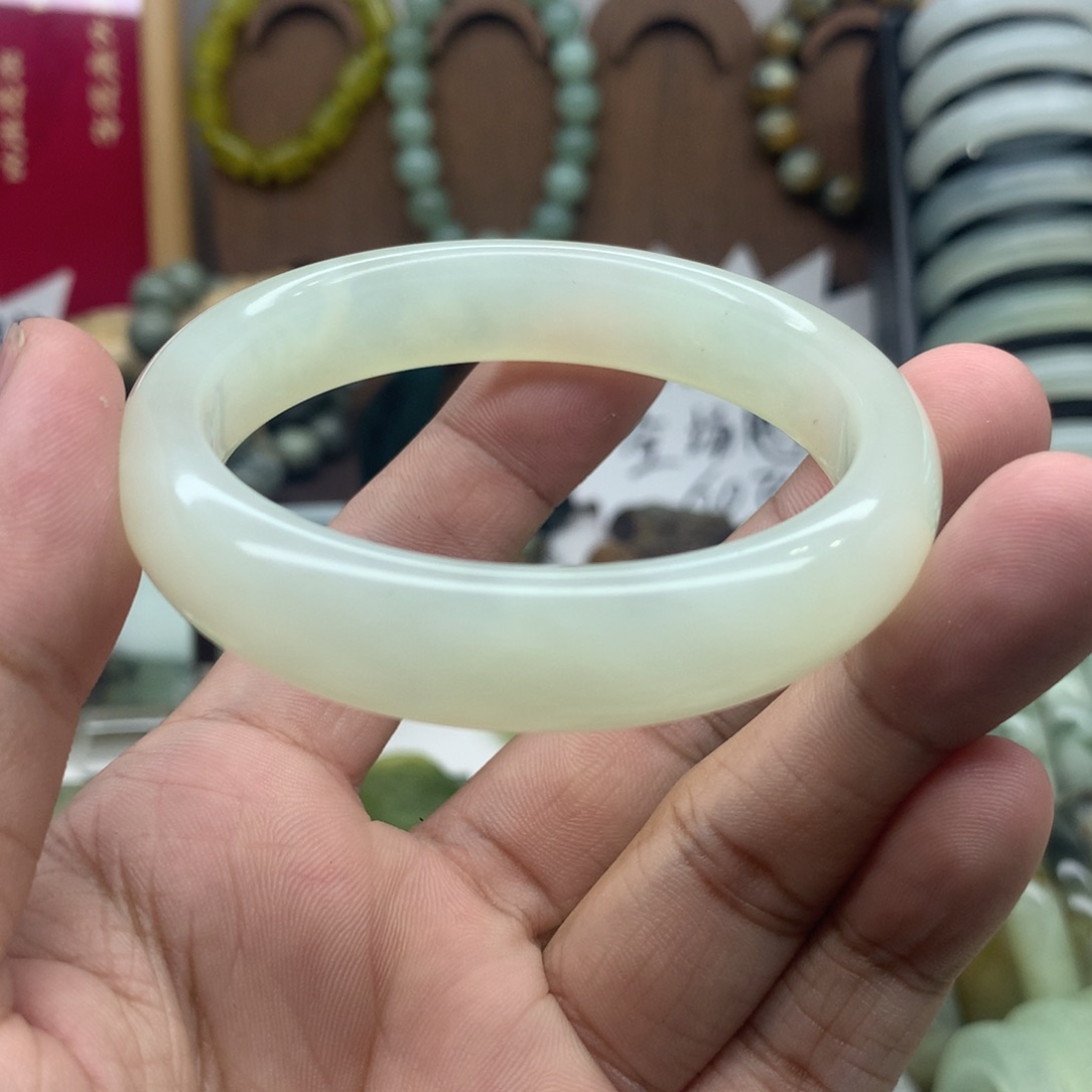 辰***辰岫玉未镶嵌手镯精美岫玉未雕刻手镯