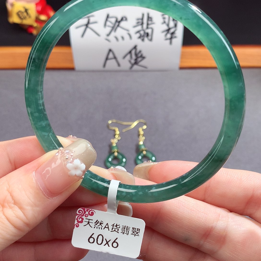 翡翠手镯（圆镯）未镶嵌