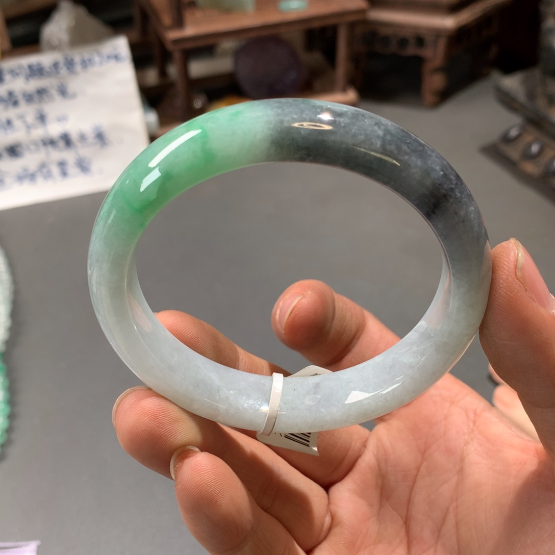 翡翠手镯未镶嵌57圈口