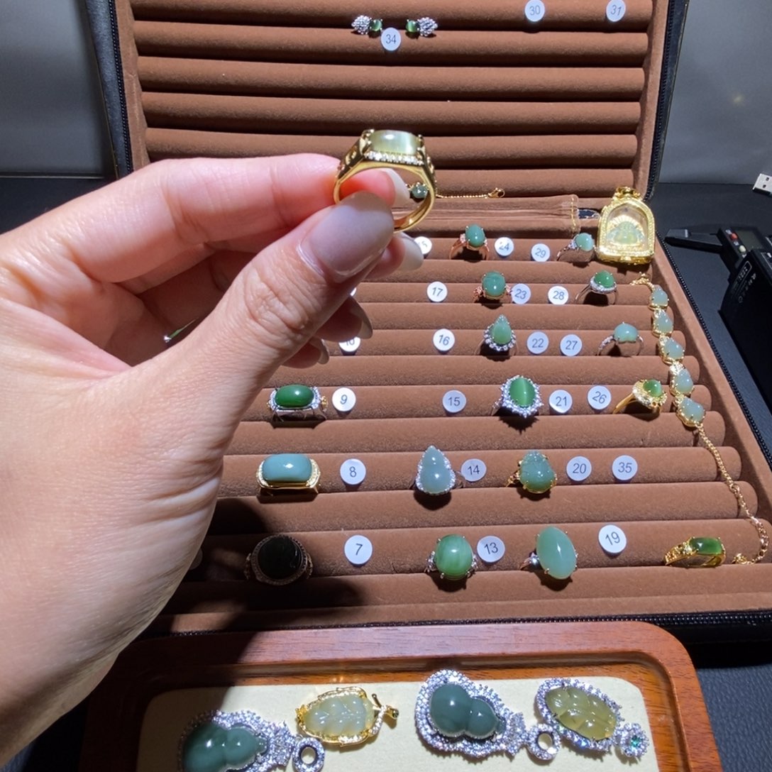 胃***好和田玉未镶嵌戒指