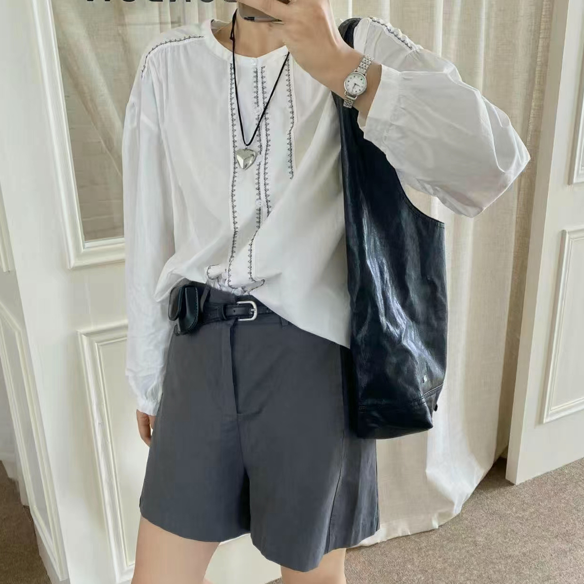 XN门襟肩膀刺绣长袖圆领白色小衫