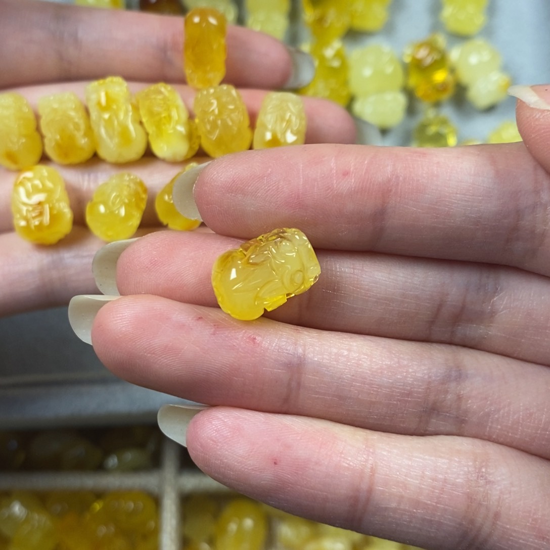 琥珀裸石未镶嵌橘***水貔貅