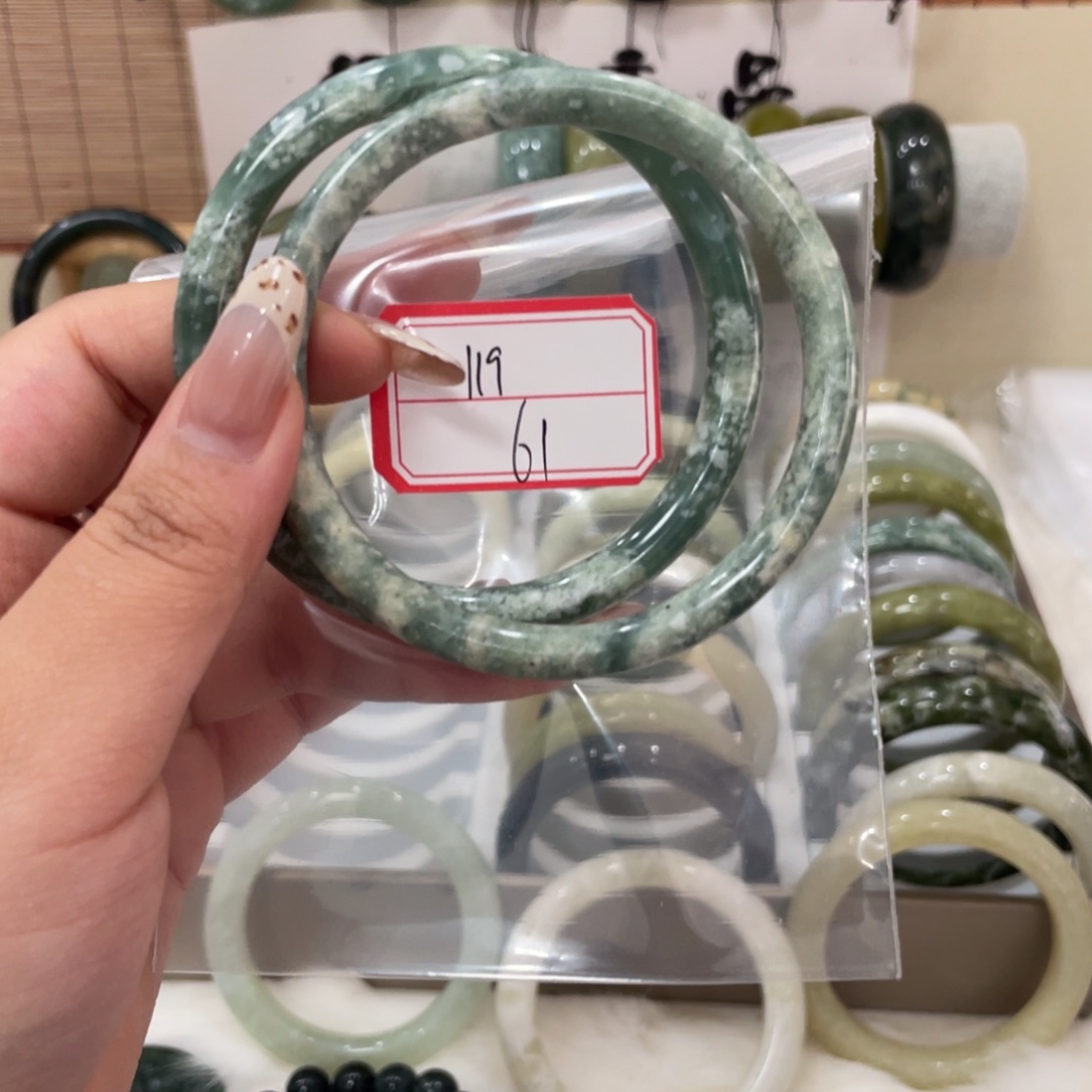 蛇纹石玉手镯未镶嵌