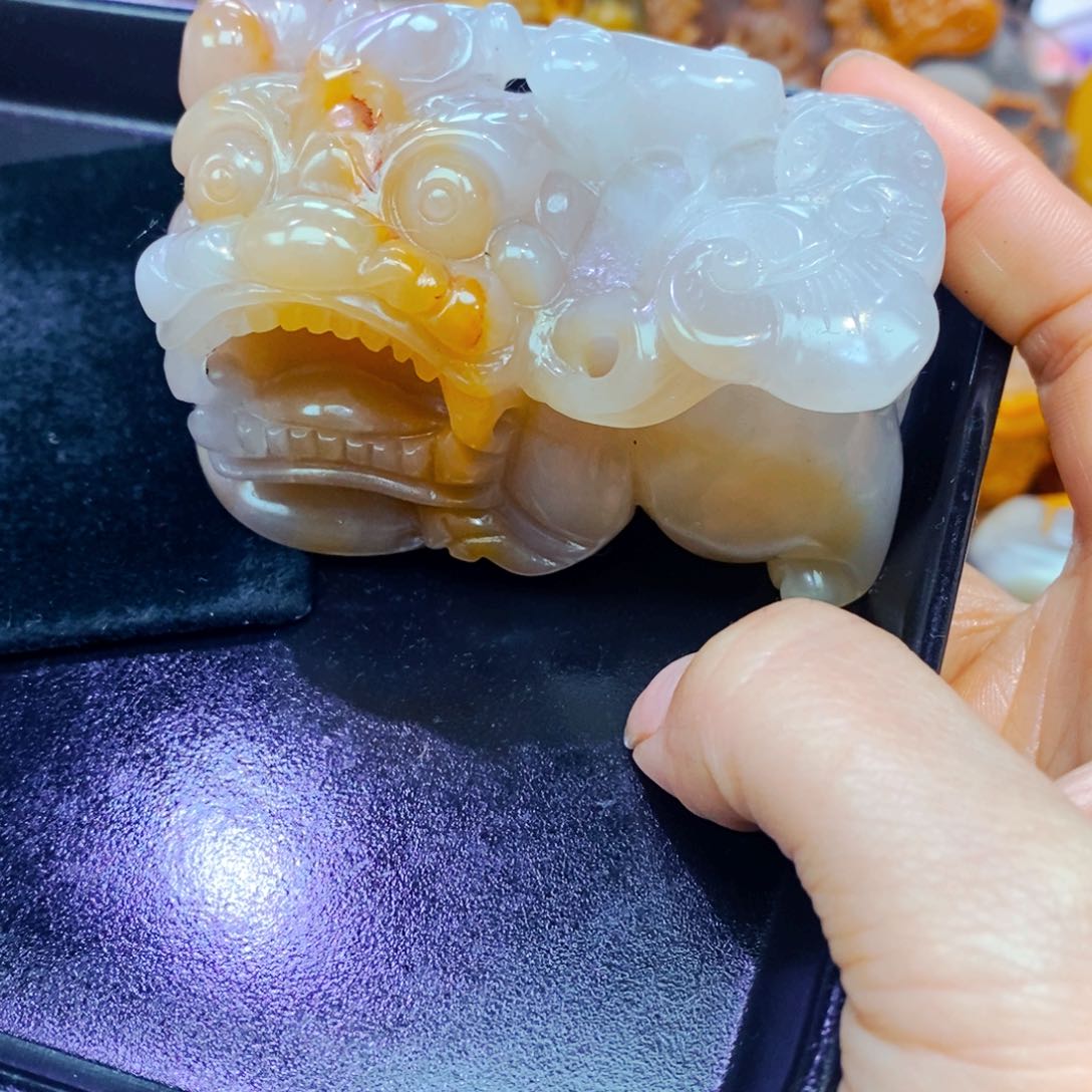 未镶嵌石英质玉（黄龙玉）颈饰