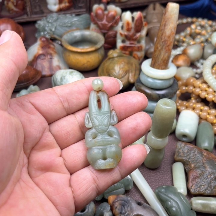 颈饰未镶嵌岫岩河磨玉（透闪石质玉）仲*