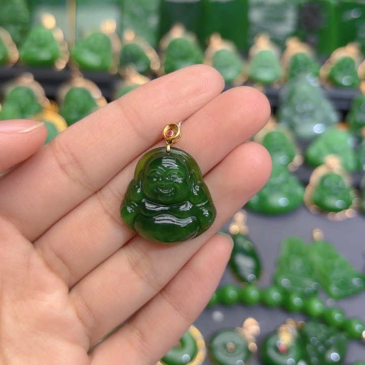 颈饰18K金镶嵌和田玉（碧玉）