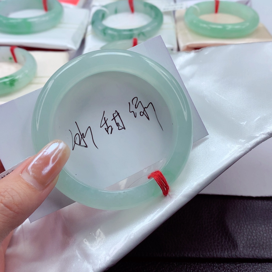 翡翠手镯未镶嵌57圈口 冰透起光