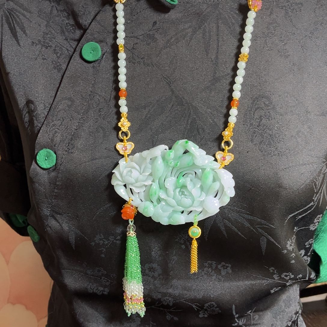 翡翠颈饰未镶嵌牡丹