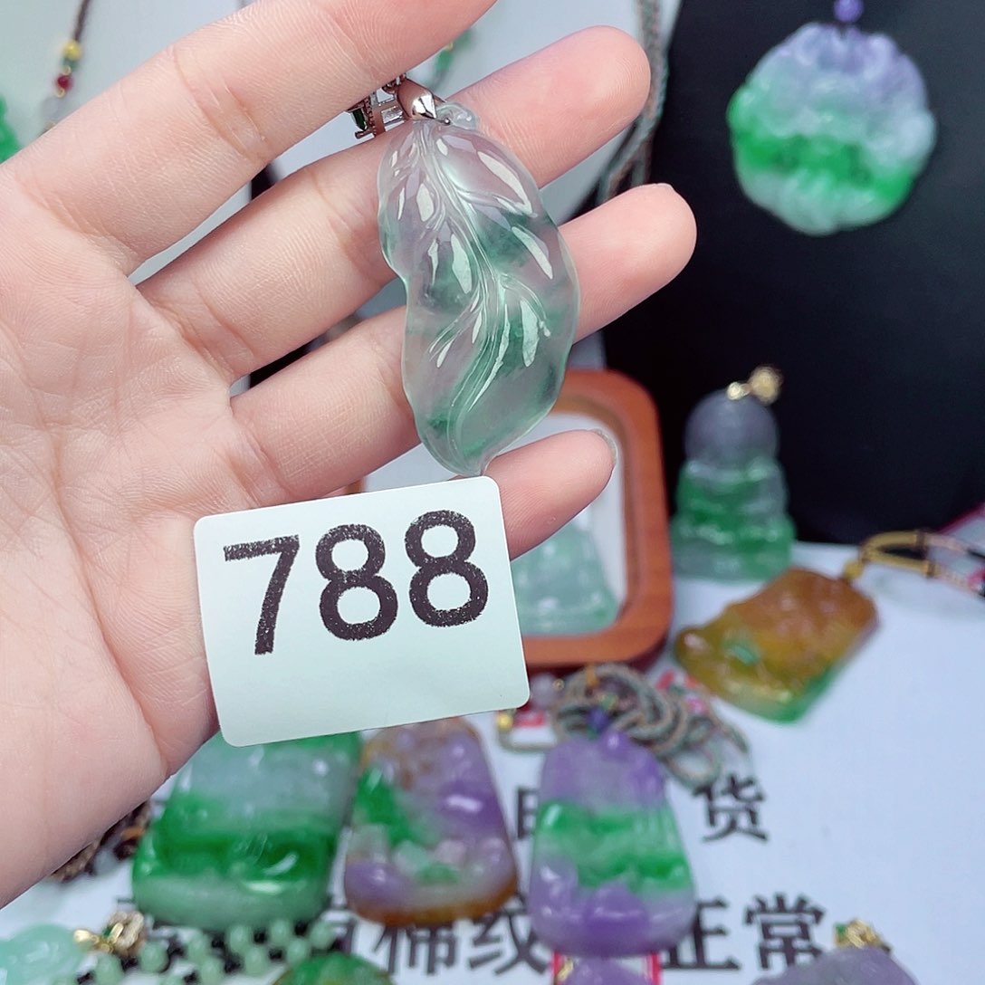 翡翠未镶嵌吊坠(赠链)