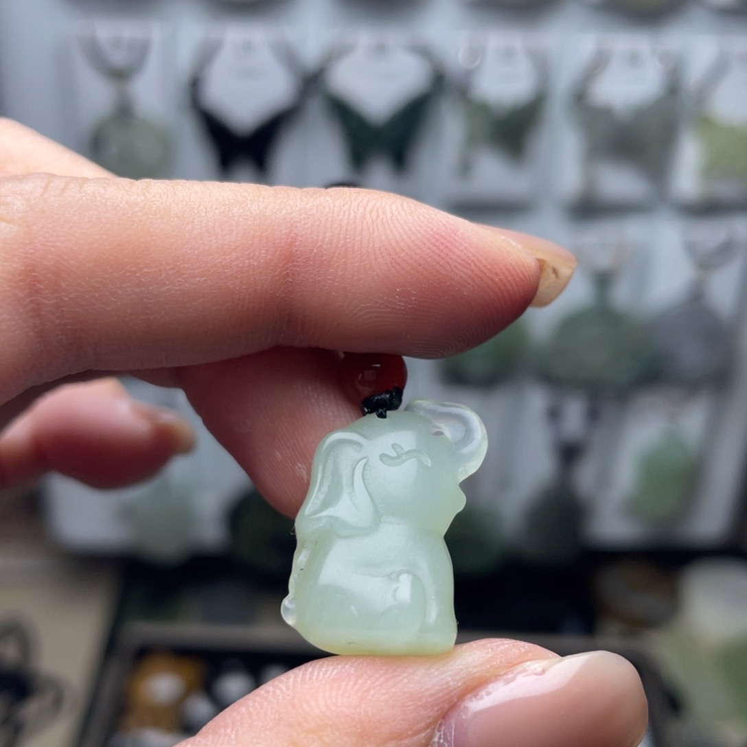 岫玉未镶嵌颈饰大象