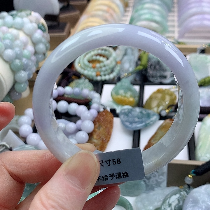 翡翠手镯未镶嵌吊坠