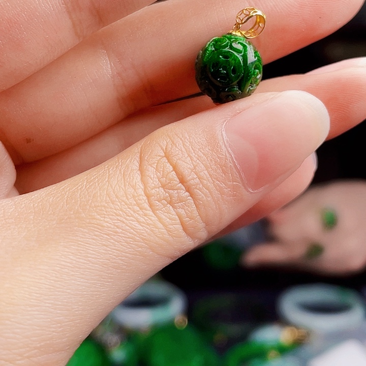 翡翠18K金镶嵌颈饰多样性