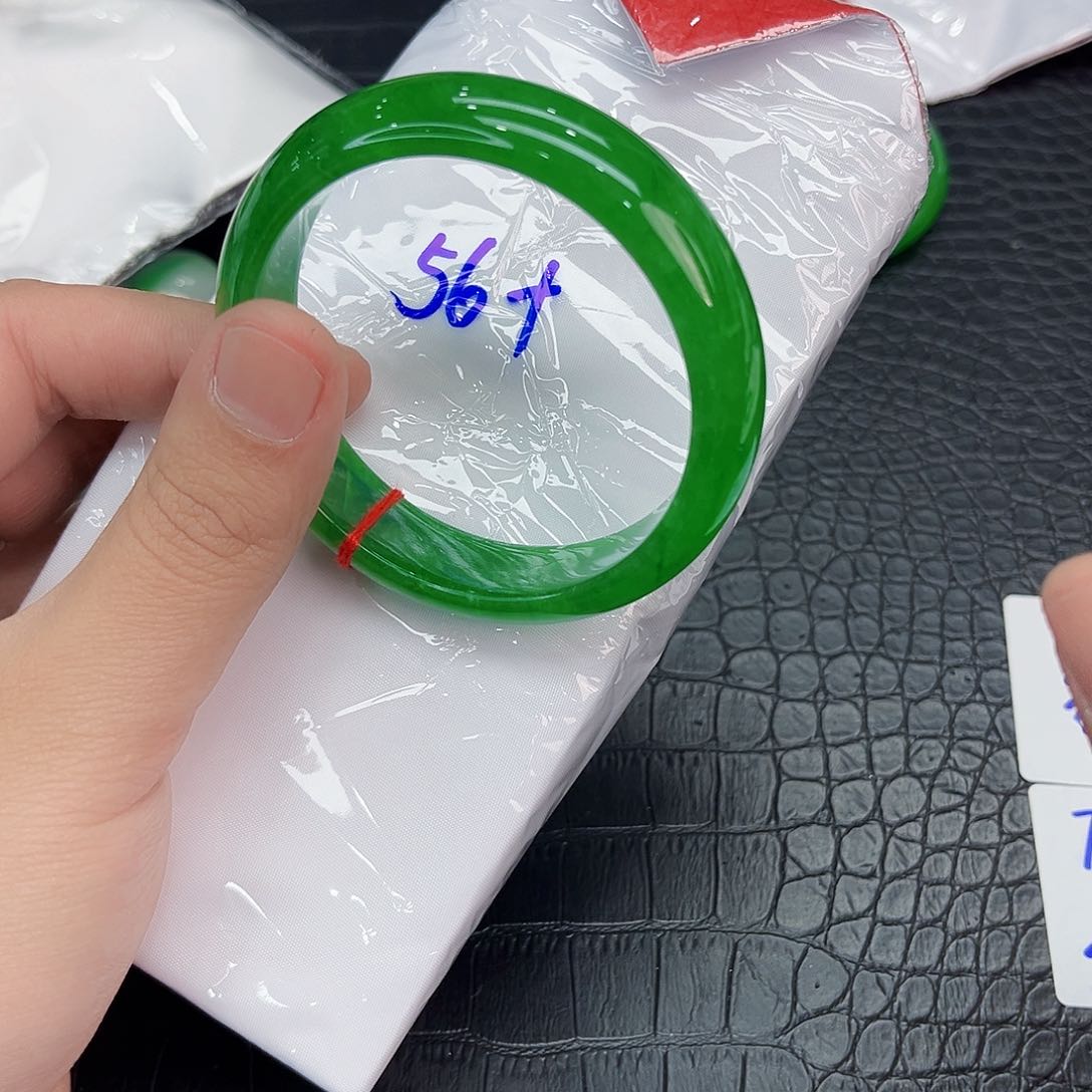 翡翠手镯未镶嵌想多样性