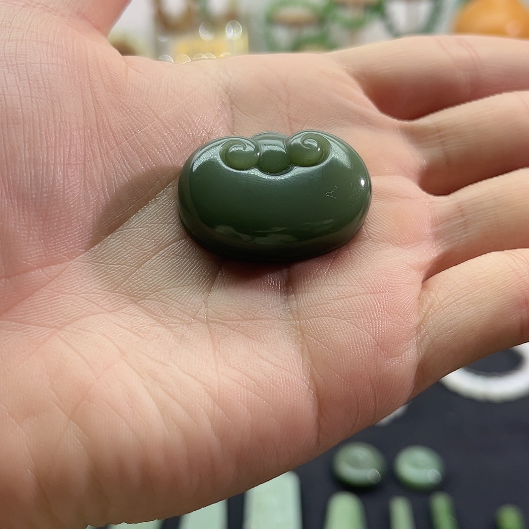 和田玉未镶嵌颈饰俄碧-鸭蛋青-如意锁