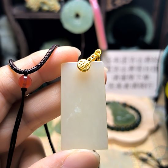 张***群蛇纹石玉未镶嵌颈饰