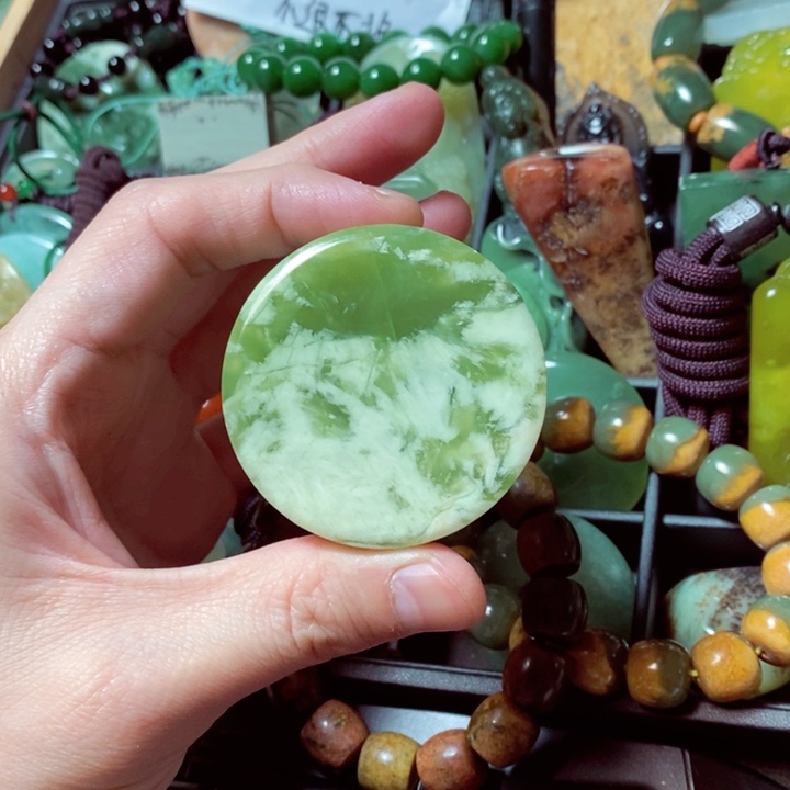 蛇纹石玉颈饰未镶嵌