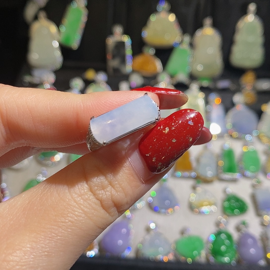 翡翠颈饰银S925镶嵌叮*猫天然翡翠