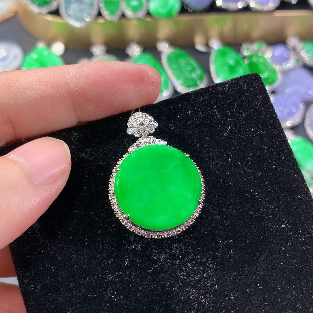 翡翠18K金镶嵌颈饰