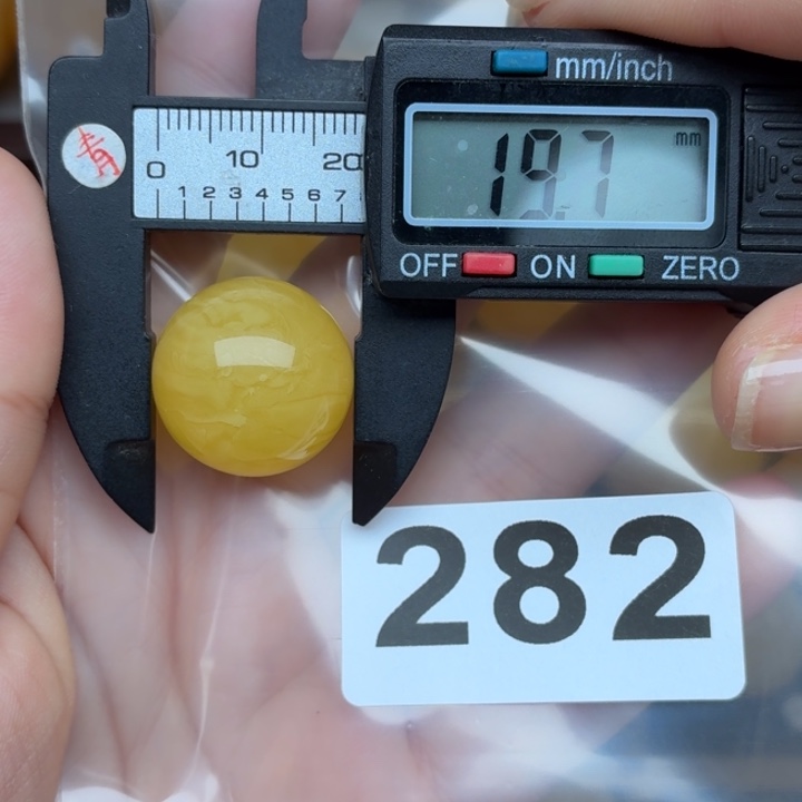 朱***2未镶嵌琥珀裸石蜜蜡