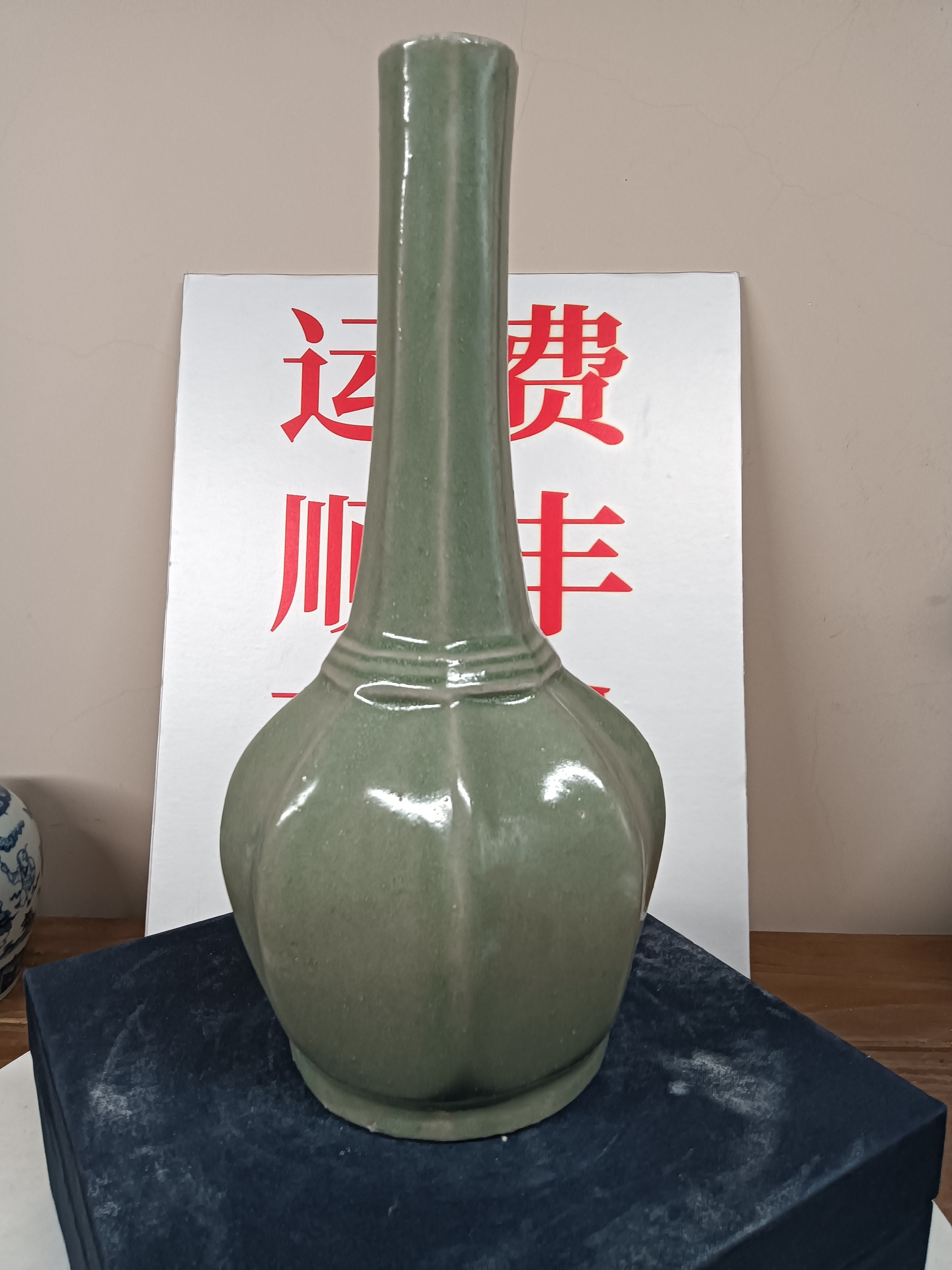 青釉八棱瓶。高23.5厘米