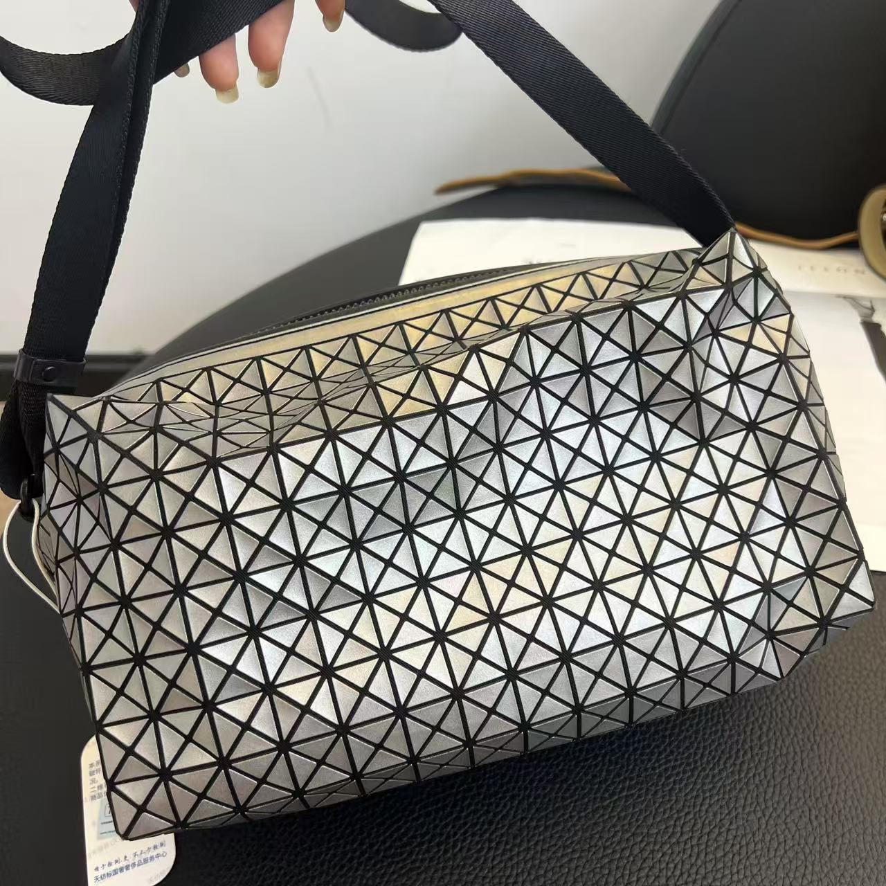 95新 Issey Miyake/三宅一生 大麦中古/三宅一生银色格子斜挎包/