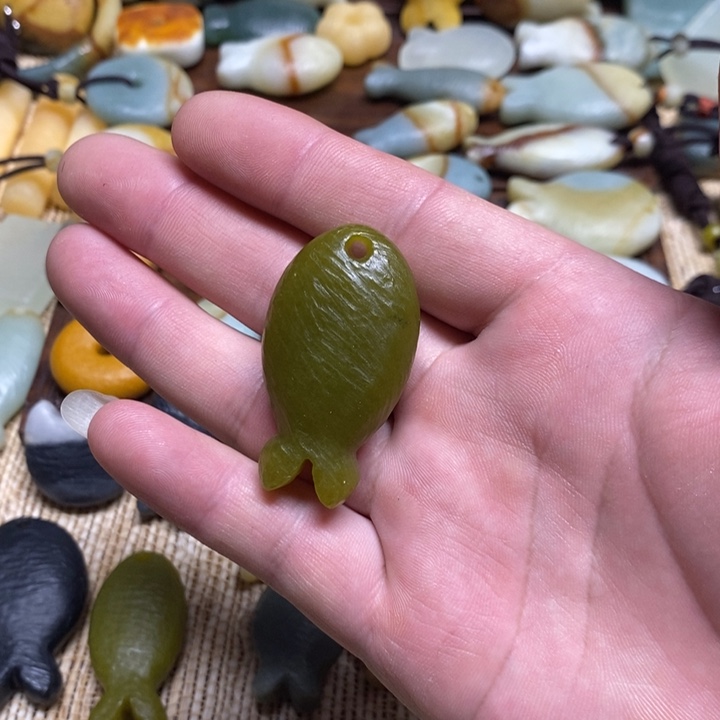 纳***己蛇纹石玉未镶嵌颈饰