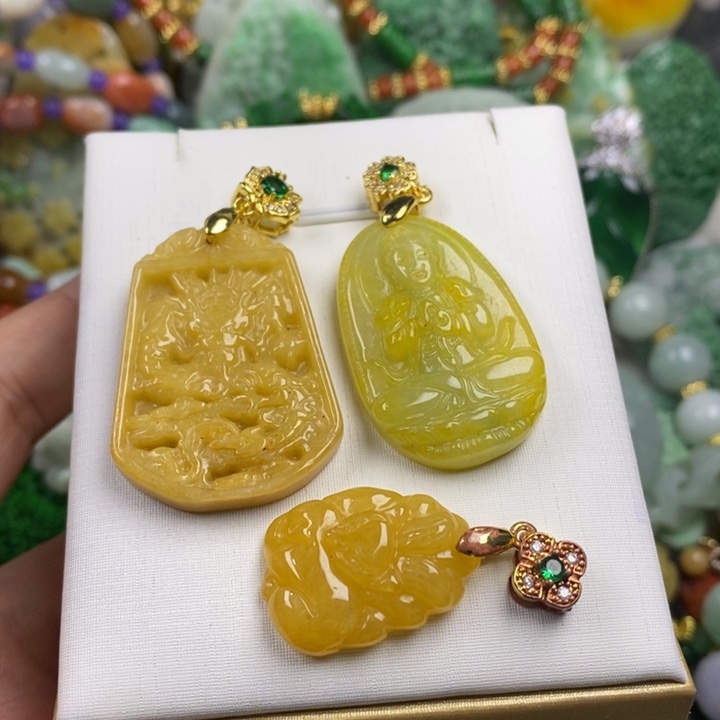 翡翠未镶嵌吊坠(赠链)