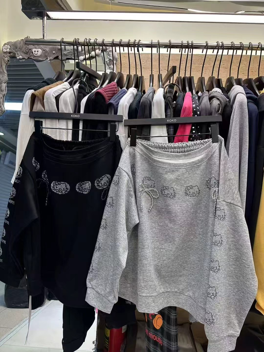 美式复古斜领高级感灰色卫衣女早春季重工烫钻百搭时尚长袖套装潮