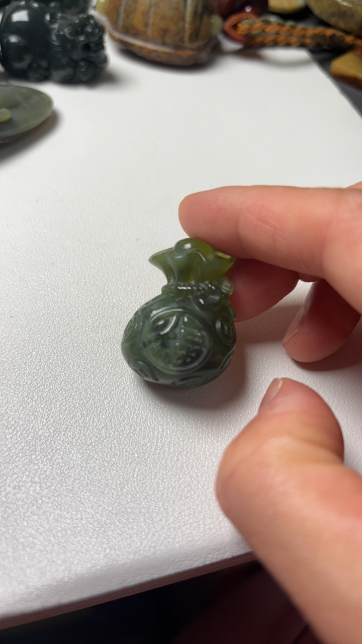 岫岩玉小钱袋挂件