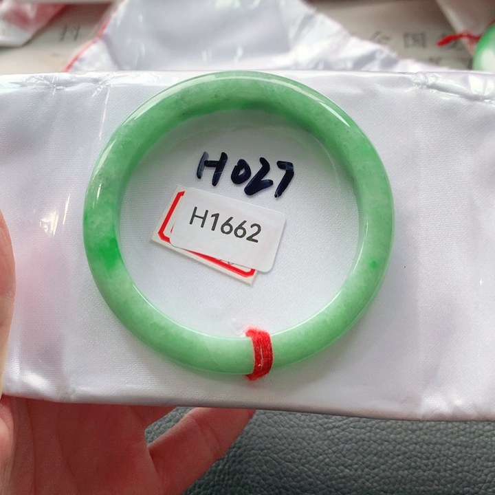 翡翠手镯未镶嵌天然翡翠手镯