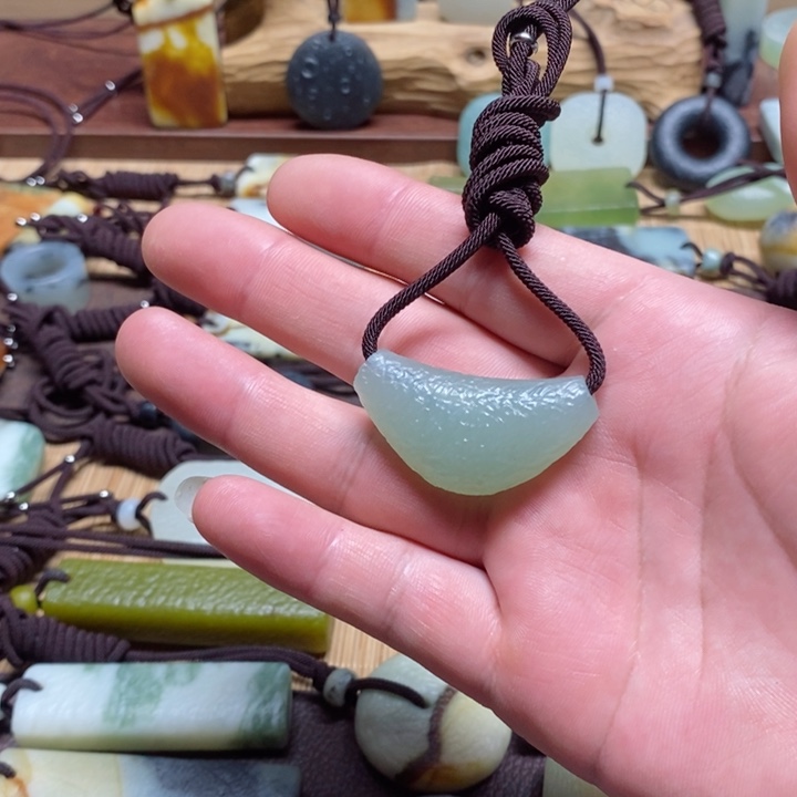 蛇纹石玉挂件未镶嵌