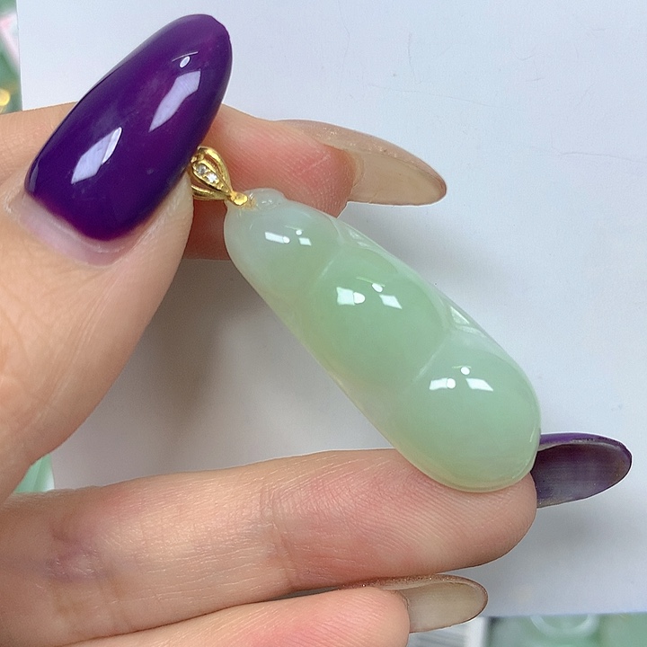翡翠未镶嵌颈饰挂件