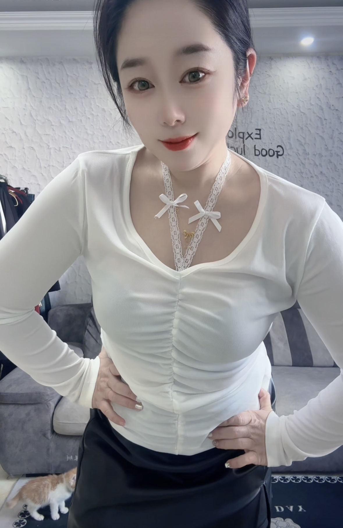 高依依大码女装3019早春新款蕾丝绑带挂脖纯欲显瘦打底衫百搭上衣