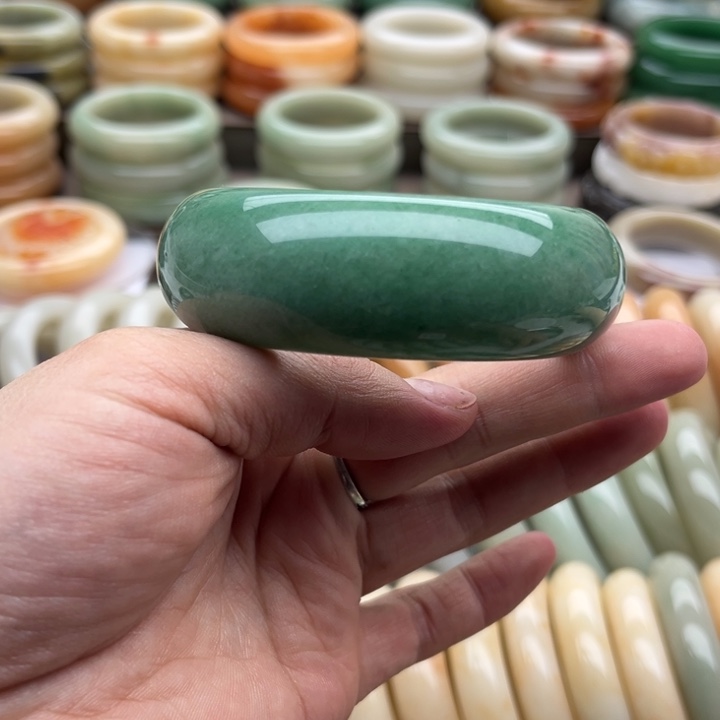 石英质玉手镯未镶嵌诗*