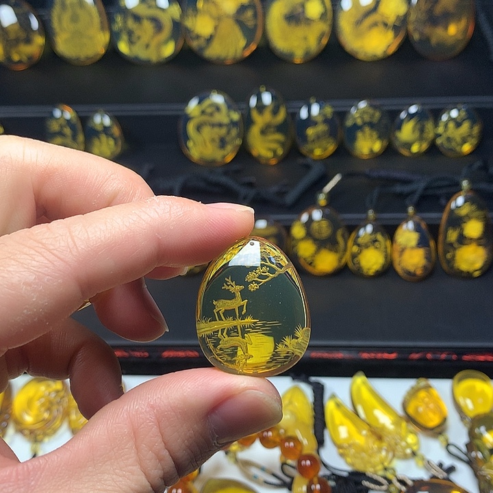 琥珀未镶嵌颈饰一路顺风