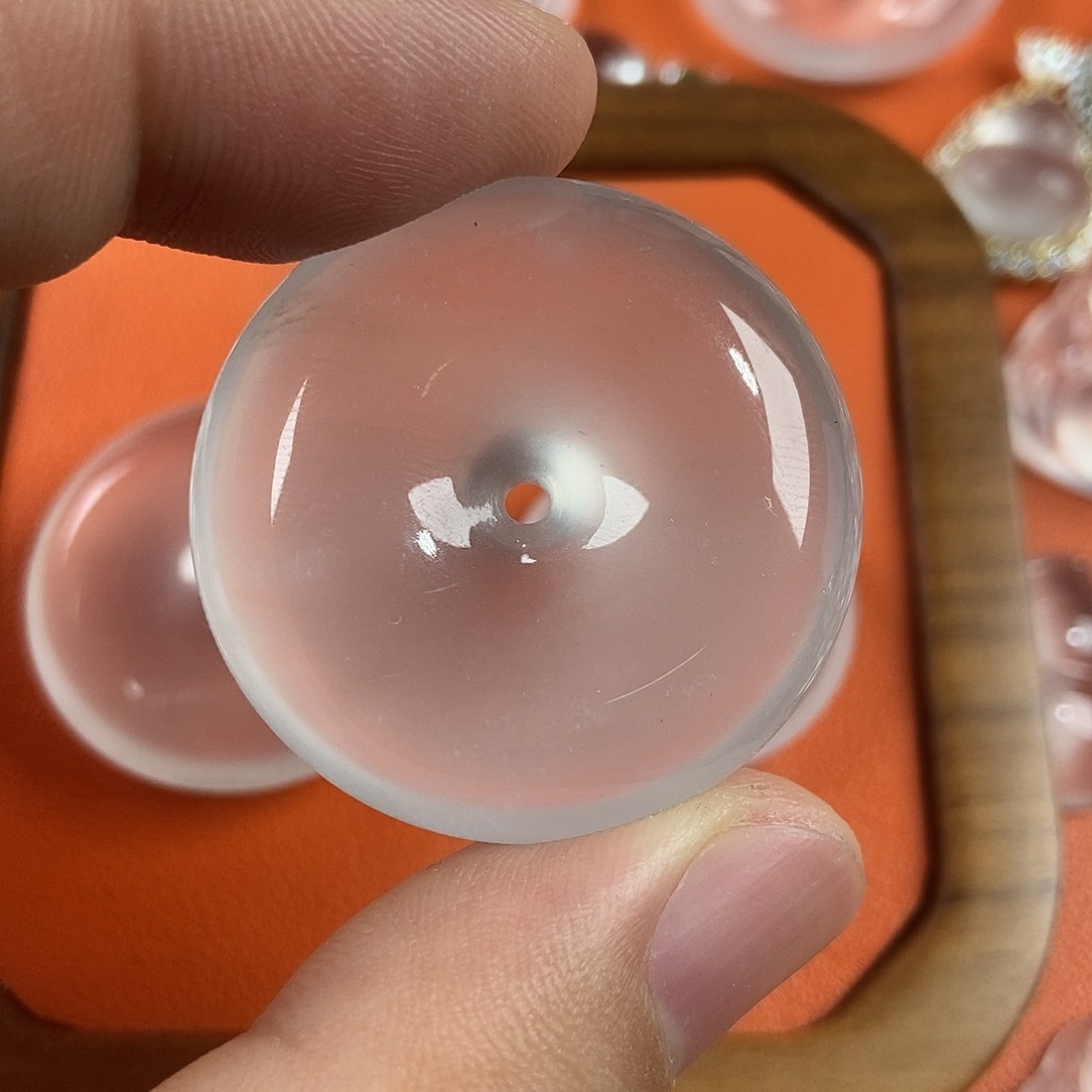 石英质玉未镶嵌颈饰平安扣