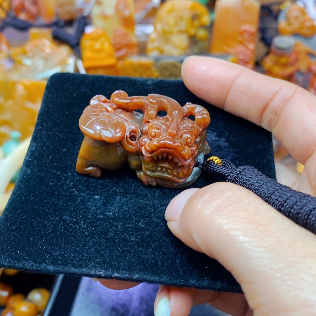 未镶嵌石英质玉（黄龙玉）颈饰