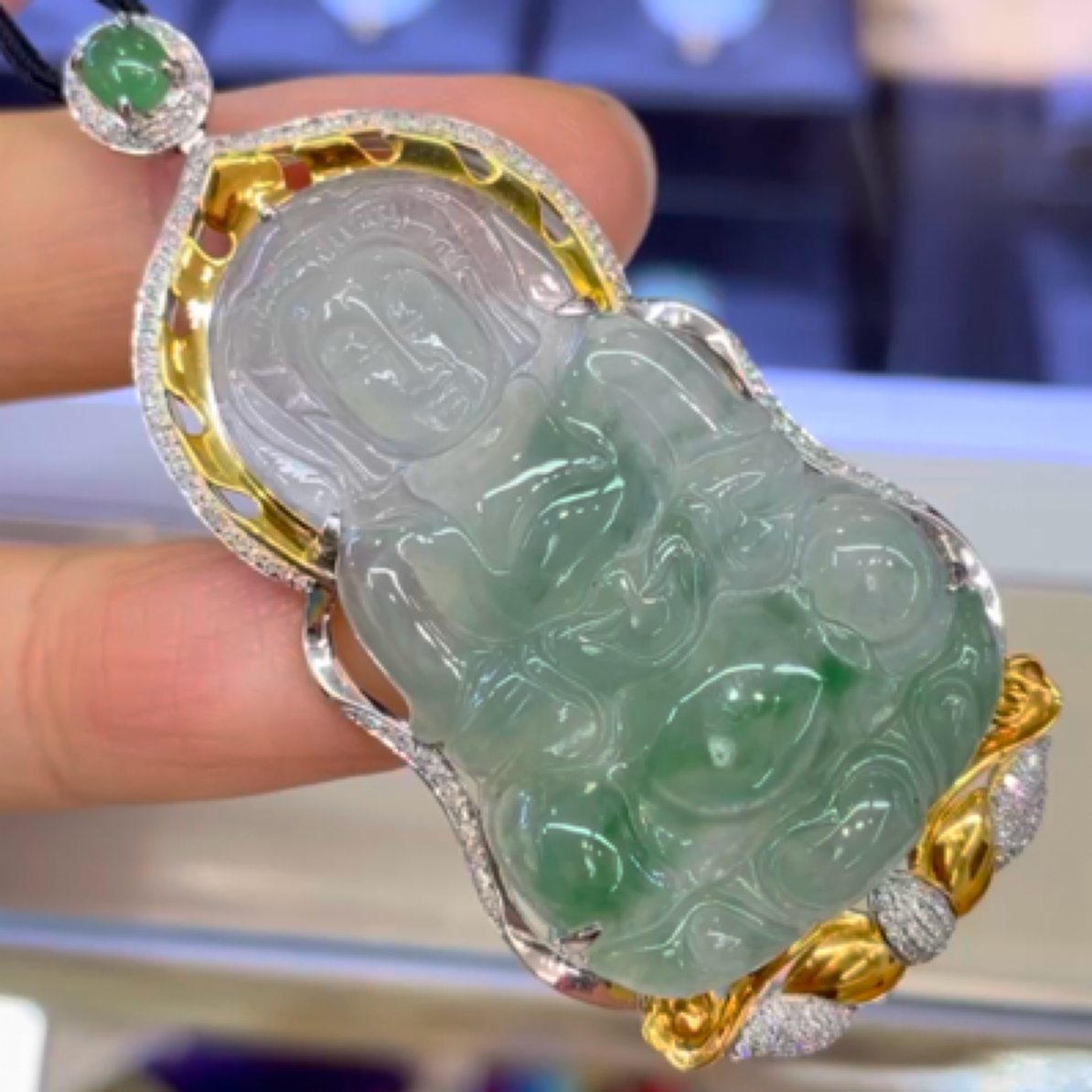 冰种阳绿翡翠观音挂件 18k金镶嵌 有种有色 冰种飘绿花 干净清爽