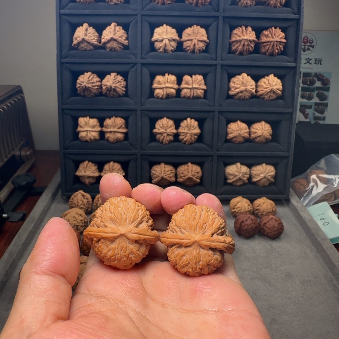 L***_文玩核桃吊坠白狮子