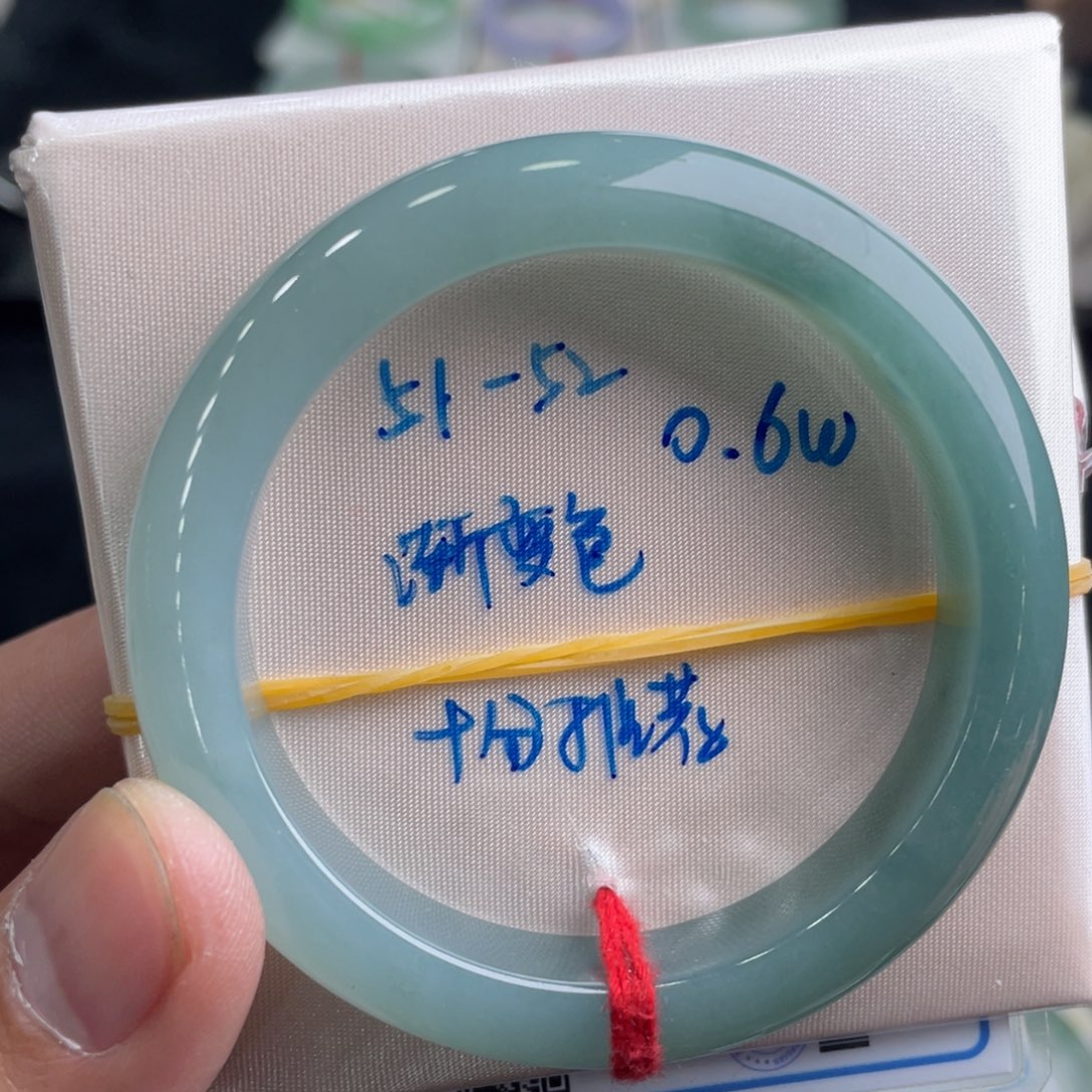 翡翠手镯未镶嵌翡翠手镯