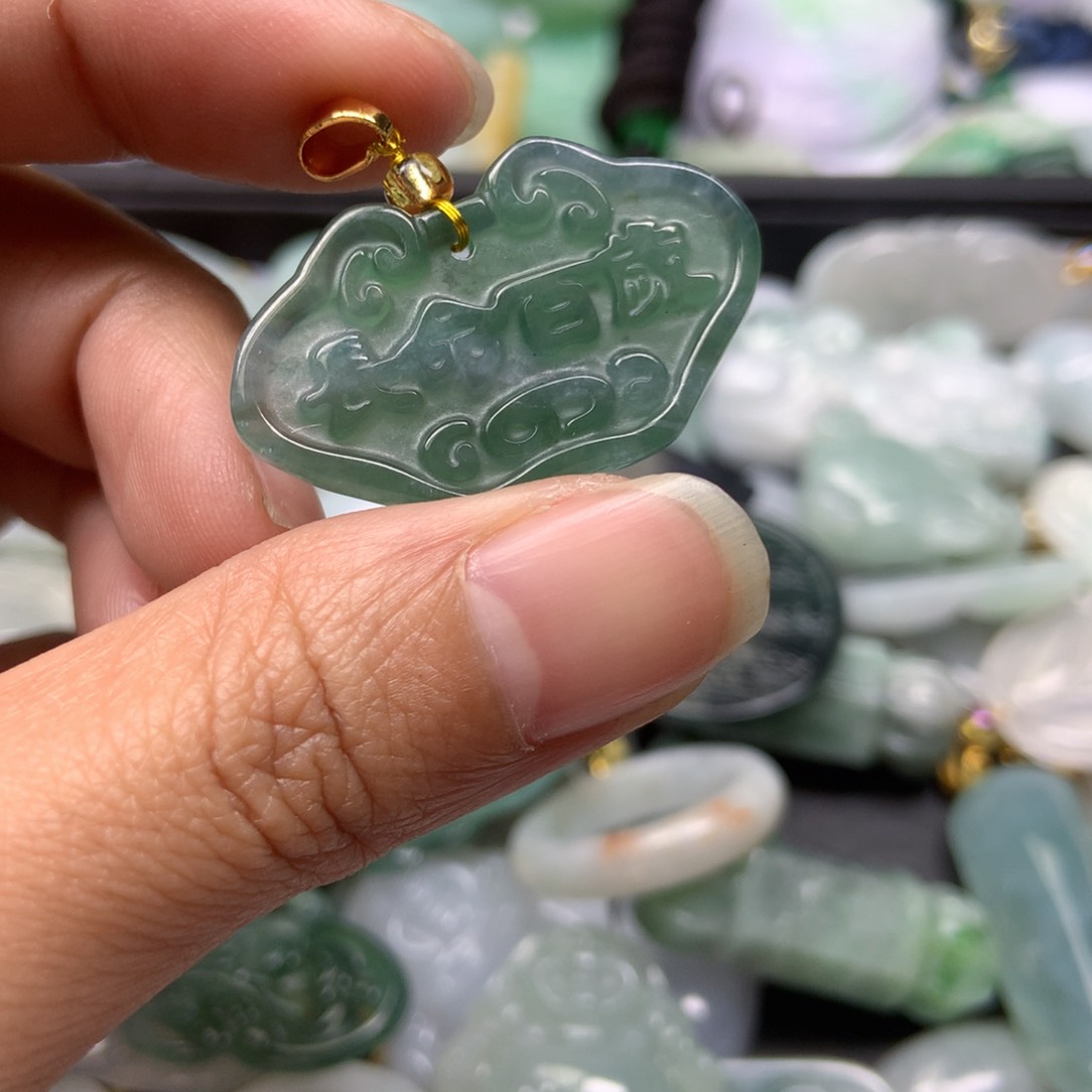 翡翠颈饰未镶嵌天然翡翠