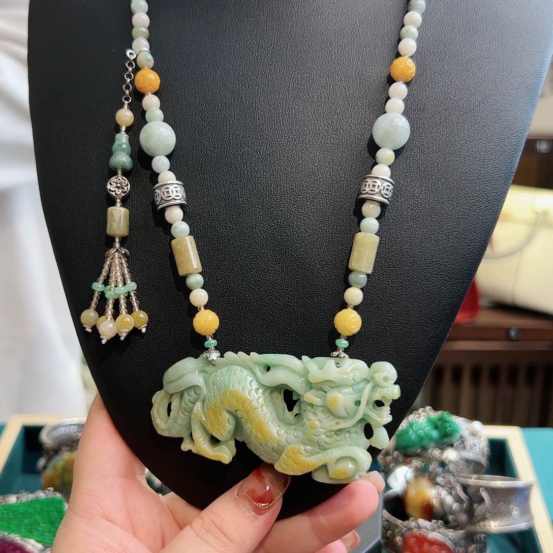 翡翠颈饰未镶嵌古风