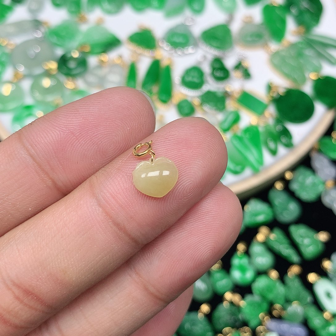 翡翠配石18K金扣 小巧精美黄翡小桃子
