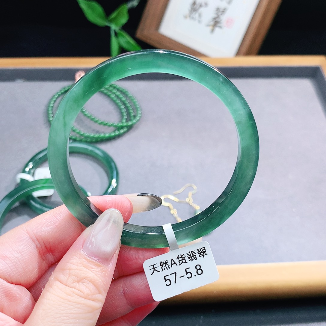 翡翠手镯（圆镯）未镶嵌