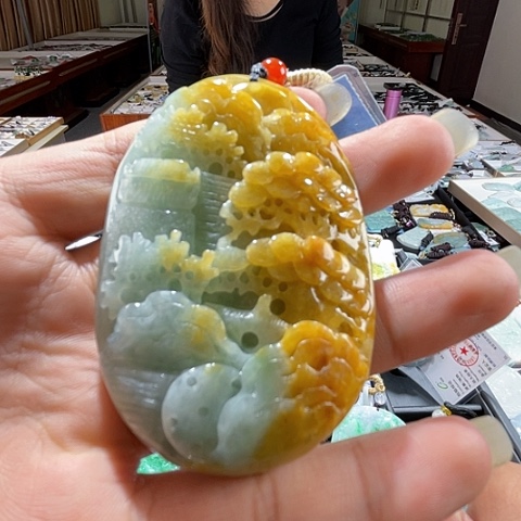 翡翠未镶嵌项圈一个