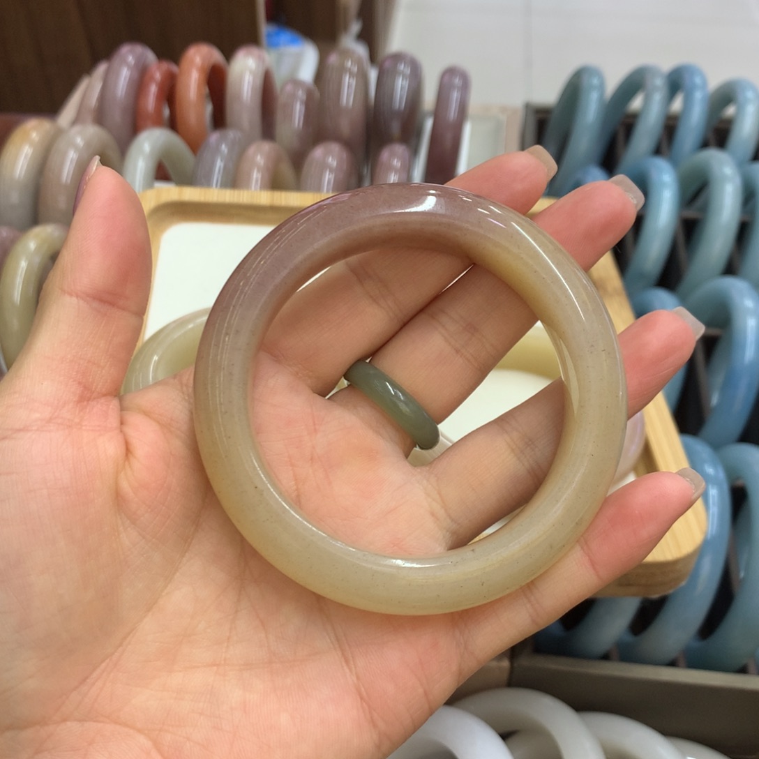 一***茶石英质玉未镶嵌手镯