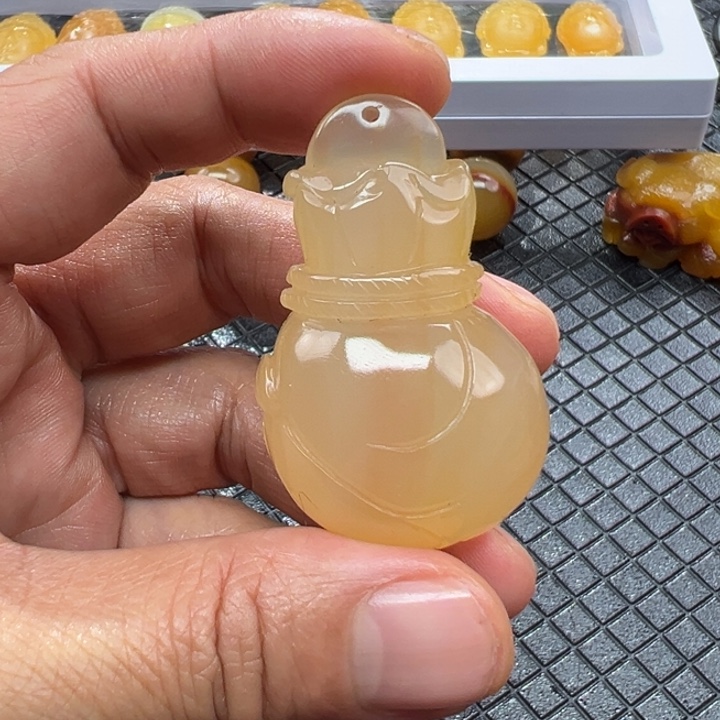 石英质玉（黄龙玉）颈饰未镶嵌